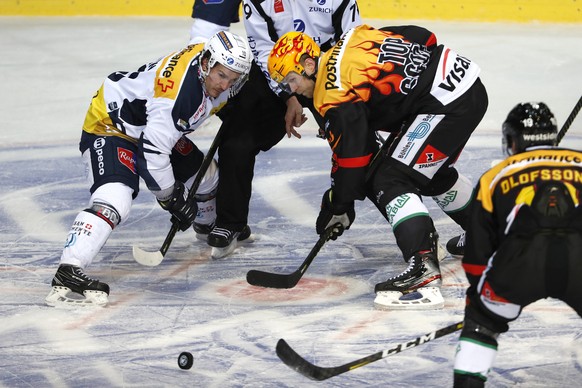 Berns Postfinance Topscorer Ted Brithen, rechts, und Ambris Brian Flynn, links, beim Bully, im Eishockey Meisterschaftsspiel der National League zwischen dem SC Bern und dem HC Ambri-Piotta, am Dienst ...