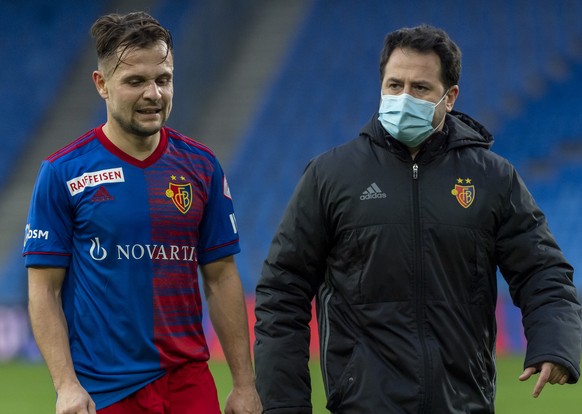 Basels Amir Abrashi, links, verlaesst das Spielfeld zur Pause mit dem Athletiktrainer Luis Suarez Arrones, rechts, im Fussball Meisterschaftsspiel der Super League zwischen dem FC Basel 1893 und dem F ...