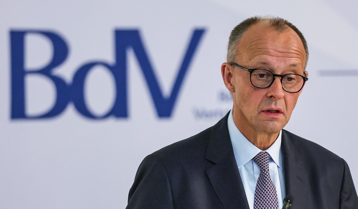 epa12284153 German Chancellor Friedrich Merz speaks during a ceremony of '75th anniversary of the Charter of German Expellees - Homeland Day 2025' in Stuttgart, Germany, 05 August 2025. EPA/ ...