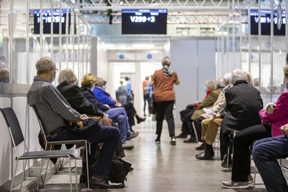 Menschen warten auf die Impfung im groessten Impfzentrum des Kantons Zuerich, dem Covid-19-Impfzentrum Messe Zuerich, am Dienstag, 6. April 2021. Das Impfzentrum nimmt am 6. April seinen Betrieb auf u ...