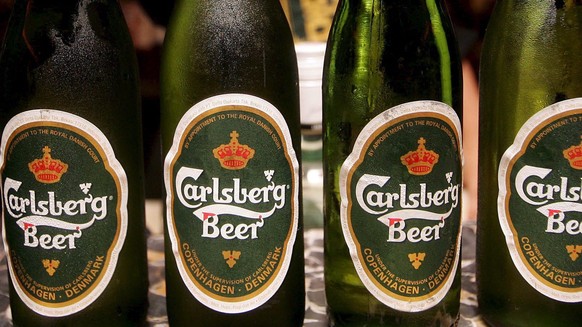 epa05152528 (FILE) A file photo dated 16 February 2006 showing a bar employee lining up Danish Carlsberg beer bottles at a bar in Jakarta, Indonesia. Danish brewer Carlsberg on 10 February 2016 said f ...