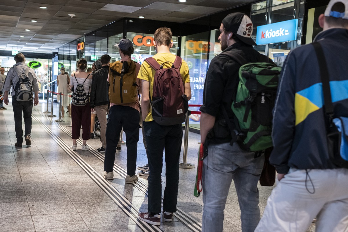 Leute stehen Schlange vor der Coop Filiale, am Sonntag, 31. Mai 2020 im Bahnhof Bern. (KEYSTONE/Alessandro della Valle)