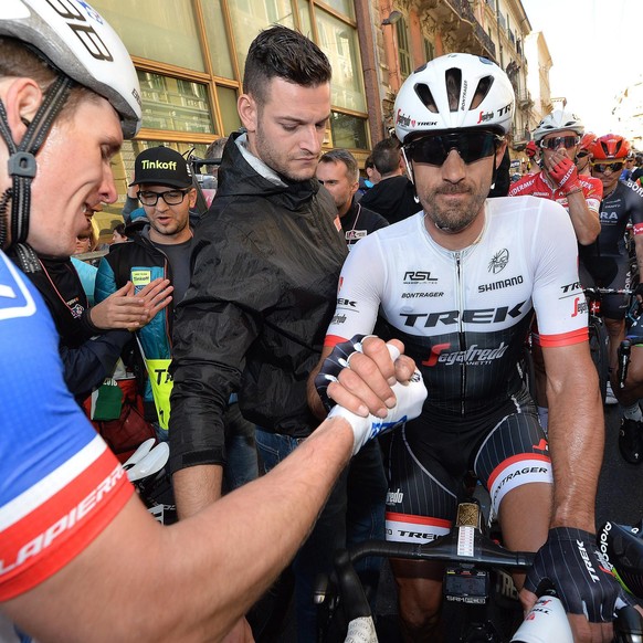 Glückwunsch an den Sieger: Fabian Cancellara wurde im Sprint durch den Sturz eines Gegners zurückgebunden.