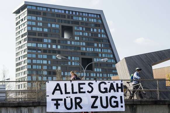 Ein Transparent mit der Aufschrift &quot;ALLES GAEH FUER ZUG&quot; haengt an einer Bruecke vor dem Gebaeude &quot;Uptown&quot;, fotografiert am Donnerstag, 6. April 2017, in Zug. Anlaesslich des Final ...