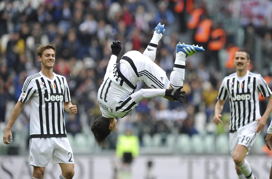 Hernanes nach seinem Tor mit einer kleinen Showeinlage.