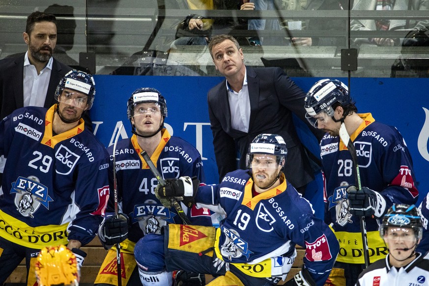 Zugs Assistenztrainer Josh Holden, Zugs Andreas Martinsen, Zugs Carl Klingberg, Zugs Cheftrainer Dan Tangnes, Zugs Oscar Lindberg, und Zugs Yannick-Lennart Albrecht, von links, beim Eishockey Meisters ...