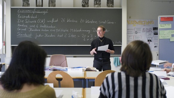THEMENBILD ZUR LOHNSTUDIE LEHRERINNEN UND LEHRER --- Teacher Ursula Keller, standing, explains the characteristics of Switzerland to participants of a course of the Swiss political and civil system fo ...