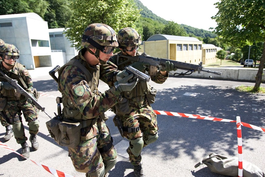 Grenadiere mit Sturmgewehr 90 (Stgw 90) und 9mm Pistole 75.