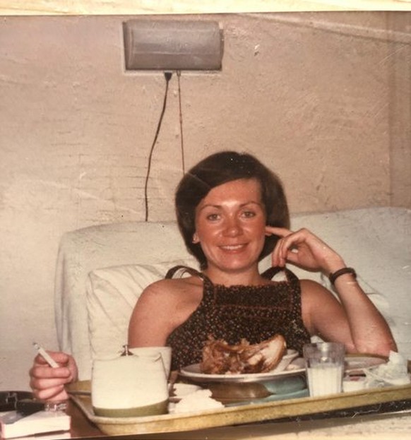 «Meine Mutter im Spital, nachdem sie meine Schwester auf die Welt gebracht hatte. Kanada, im Jahr 1978: Rauchen und gebratenes Poulet!»