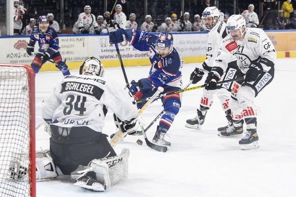 Luganos Torhueter Niklas Schlegel, links, kaempft um den Puck gegen Zuerichs Garrett Roe, rechts, im Eishockeyspiel der National League zwischen den ZSC Lions und dem HC Lugano am Dienstag, 12. Januar ...