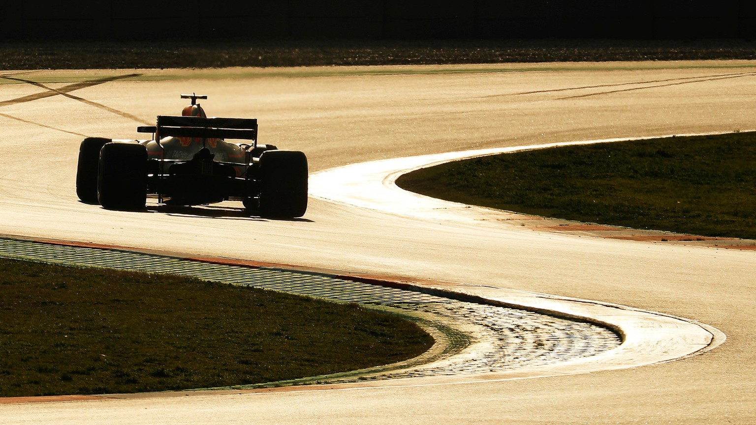 epaselect epa06591963 Spanish Formula One driver Carlos Sainz of Renault in action during the Formula One pre-season test sessions at Circuit de Barcelona-Catalunya race track in Montmelo, Spain, 09 M ...