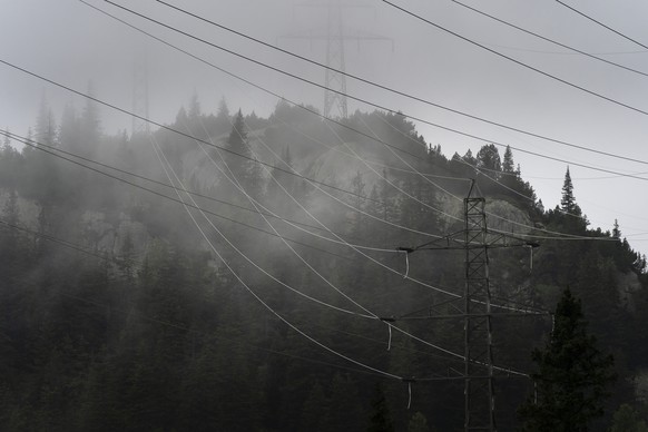 Hochspannungsleitungen inmitten eines Waldes, aufgenommen im herbstlichen Nebel oberhalb von Guttannen, am Freitag, 16. September 2022. (KEYSTONE/Gaetan Bally)