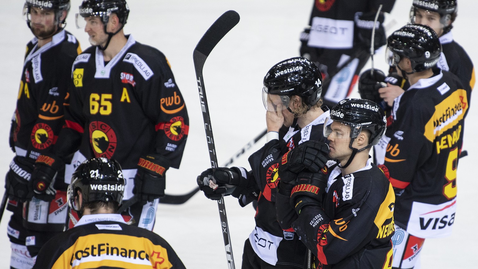 Berns Spieler lassen die Koepfe haengen im Eishockey Meisterschaftsspiel der National League zwischen dem SC Bern und dem HC Davos, am Samstag, 23. Oktober 2021, in der PostFinance Arena in Bern. (KEY ...