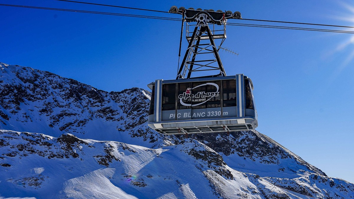 ILLUSTRATION : Alpe Huez - 18/01/2025 Le tÃ lÃ cabine qui permet d acceder au pic blanc Ã 3300 metres d altitude Ã lAlpe dHuez le 18/01/2025. Photo Sandrine Thesillat / PsNewz Alpe HuezFrance PUBLICAT ...