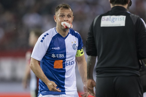Amir Abrashi (GC), blutet im Gesicht nach einem Zweikampf mit Linus Obexer (FCA) beim Super League/Challenge League Barrage Rueckspiel zwischen dem Grasshopper Club Zuerich (GC) und dem FC Aarau (FCA) ...