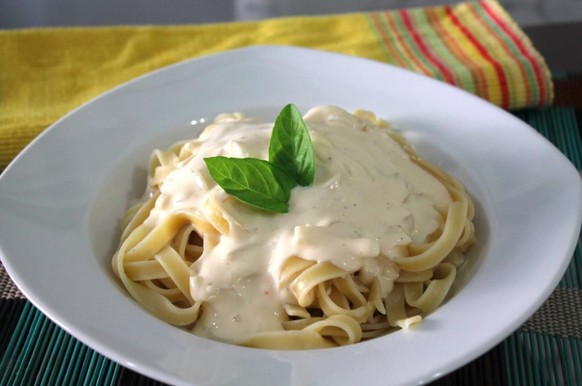 Macarrao ao molho branco. pasta essen kochen brasilien https://img.itdg.com.br/images/recipes/000/002/040/96645/96645_original.jpg