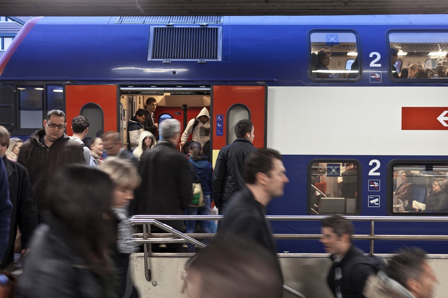 Andrang auf eine S-Bahn am Bahnhof Zürich-Altstetten.