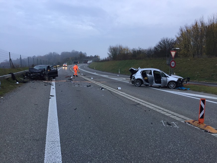 HANDOUT - Unfallstelle nach einer schweren Kollision zwischen zwei Autos auf der Autobahn A4 bei Humlikon, aufgenommen am 04. November 2017. Beim Unfall wurden laut Polizeiangaben fünf Menschen verlet ...