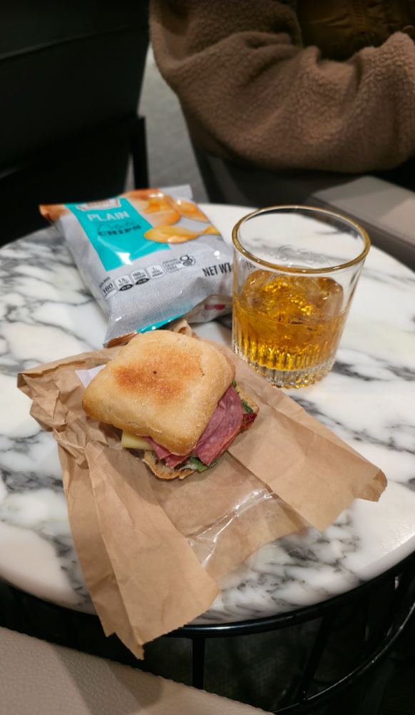 sandwich lounge Swissport Chicago