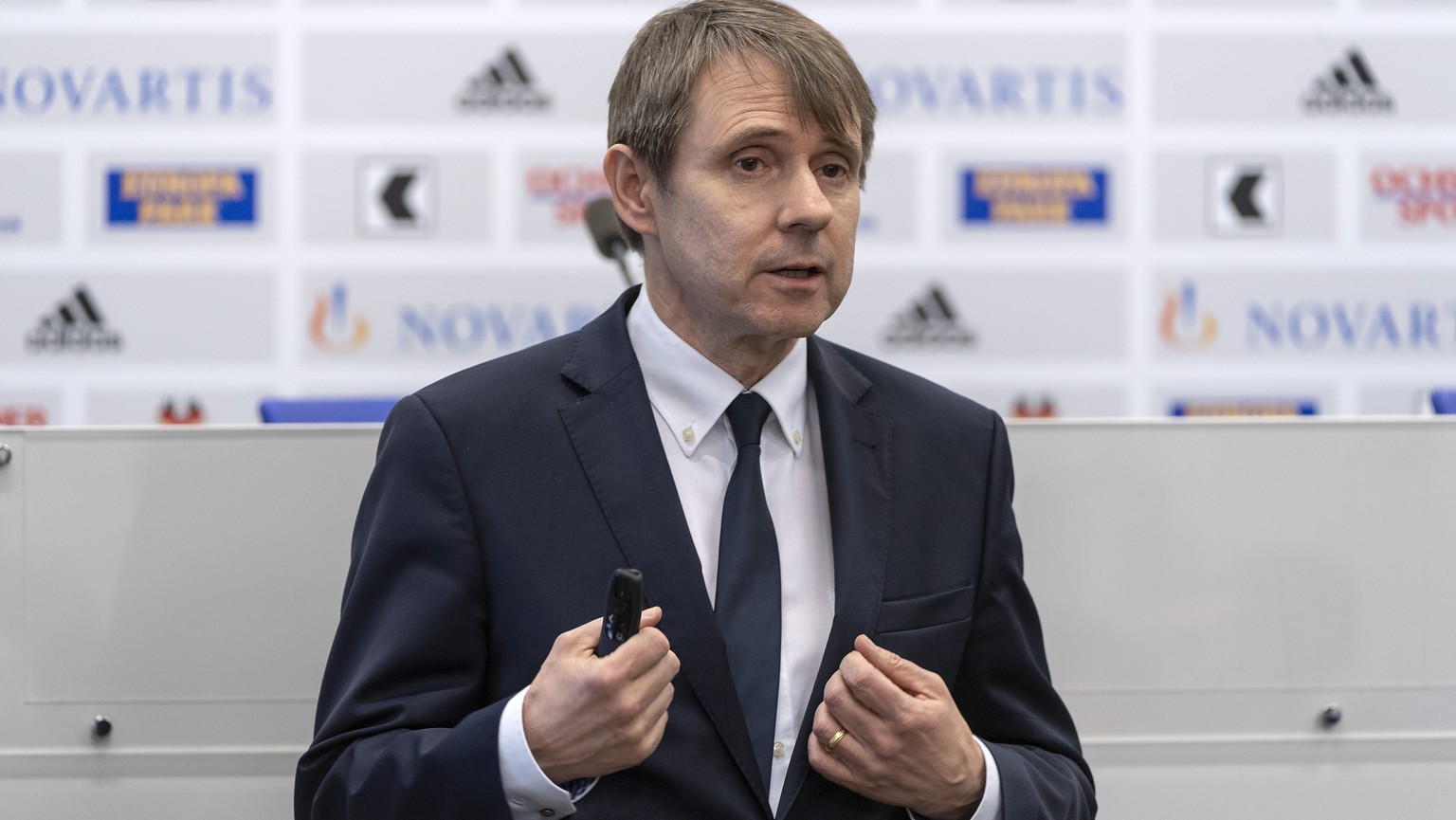 Bernhard Burgener, Praesident des FC Basel, spricht an der Bilanzmedienkonferenz in Basel, am Donnerstag, 5. April 2018. (KEYSTONE/Georgios Kefalas)