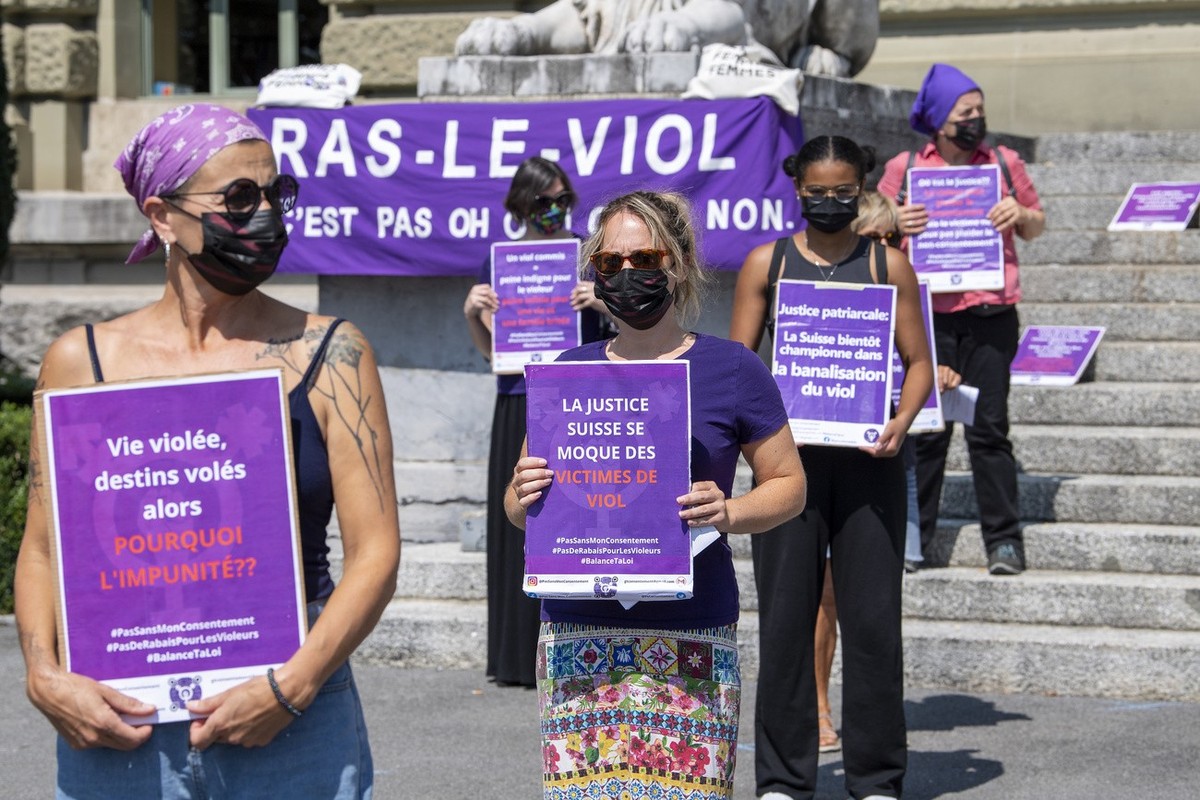 Des personnes manifestent a l'appel des collectifs, "Greve des femmes Vaud" et "Jamais sans mon consentement", contre le verdict de la Cour d'appel de Bale dans une affai ...