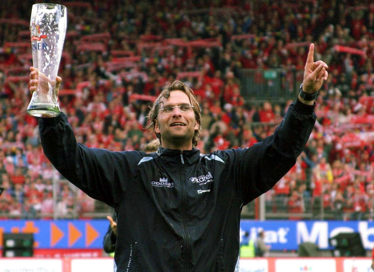 Bildnummer: 01529543 Datum: 07.05.2005 Copyright: imago/Sämmer
Trainer Jürgen Klopp (Mainz) stimmt nach dem Klassenerhalt des FSV Lobeshymnen an; quer, close, Coach, Bier, Bierglas, Glas, Alkohol, Get ...