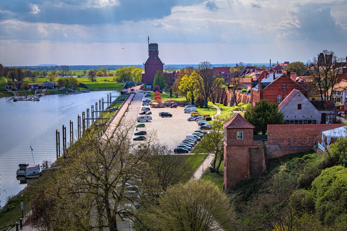 Sachsen-Anhalt, Bundesland in der Bundesrepublik Deutschland Stadt Tangerm�nde, historische Stadt an Zusammenfluss von Elbe und Tanger. Altstadt - 17.04.2024 Sachsen-Anhalt *** Saxony-Anhalt, federal  ...