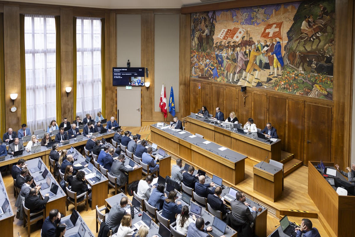 Une vue generale de la salle du Grand Conseil valaisan, lors d'une seance du Grand Conseil ce mercredi 17 decembre 2025 a Sion. (KEYSTONE/Cyril Zingaro)