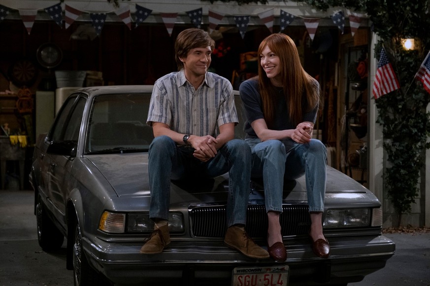 That '90s Show. (L to R) Topher Grace as Eric Forman, Laura Prepon as Donna Pinciotti in Episode 101 of That '90s Show.  kr.  Patrick Wymore/Netflix © 2022