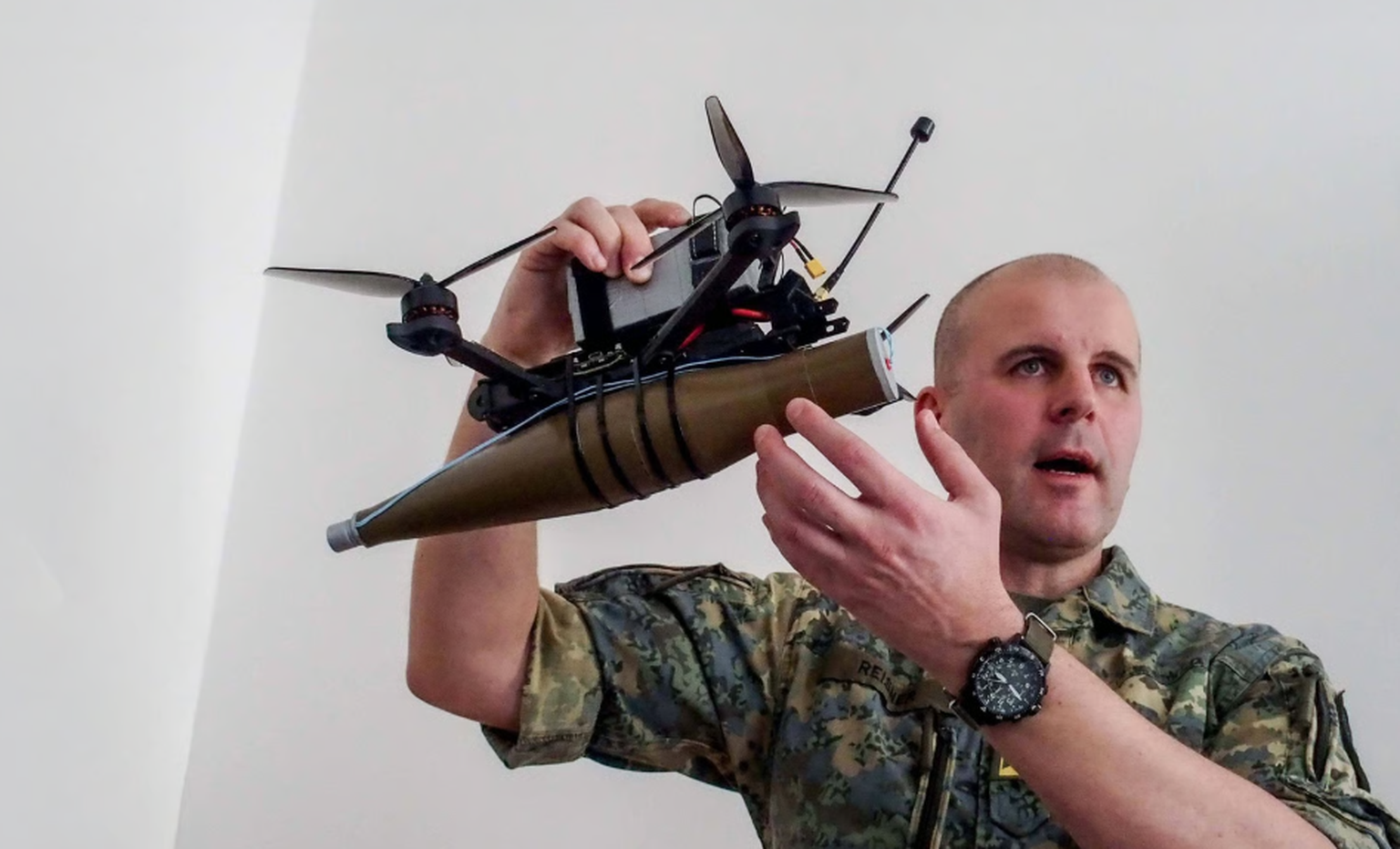 Oberst Markus Reisner demonstriert den Gebrauch einer Drohne mit einer Panzerabwehrgranate.