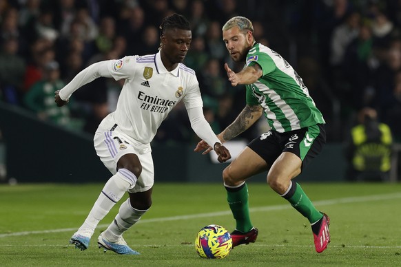 epa10505606 Real Betis&#039;s Aitor Ruibal (R) in action against Real Madrid&#039;s Eduardo Camavinga during the Spanish LaLiga soccer match between Real Betis and Real Madrid, in Sevilla, southern Sp ...