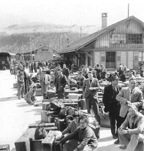 Italienische «Gastarbeiter» 1959 am Bahnhof Brig.