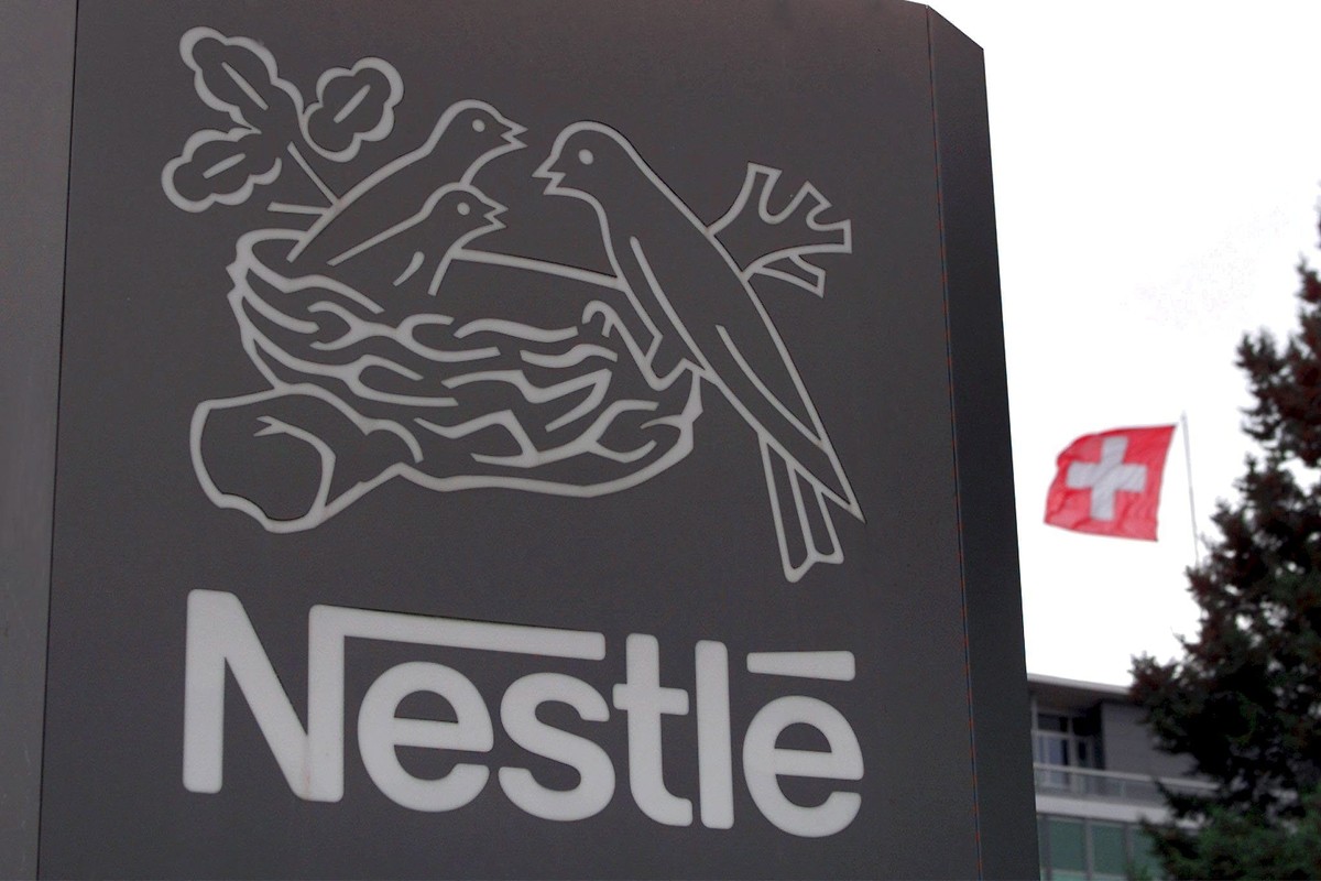 epa04344374 (FILE) A file picture dated 28 February 2002 of a Swiss flag flying over Nestle's headquarter in Vevey, Switzerland. Nestle, the world's biggest food company, said 07 August 2014 ...