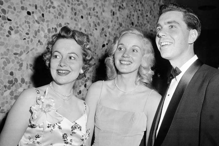 FILE - Attending the annual Motion Picture Costumers ball in Los Angeles, Oct. 25, 1957, from left is Olivia de Havilland, Eva Marie Saint and Jeffrey Hayden. (AP Photo/Harold P. Matosian, File)
Olivi ...