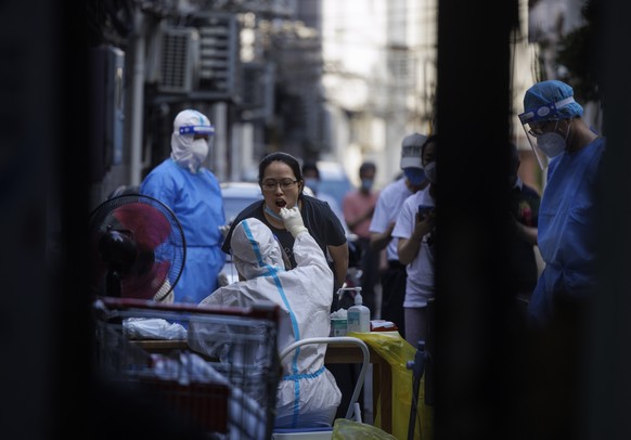 epa09995467 People undergo mandatory COVID-19 testing amid a new round of lockdowns, in Shanghai, China, 04 June 2022. Four days after the Shanghai lockdown was lifted, the city is still battling new  ...