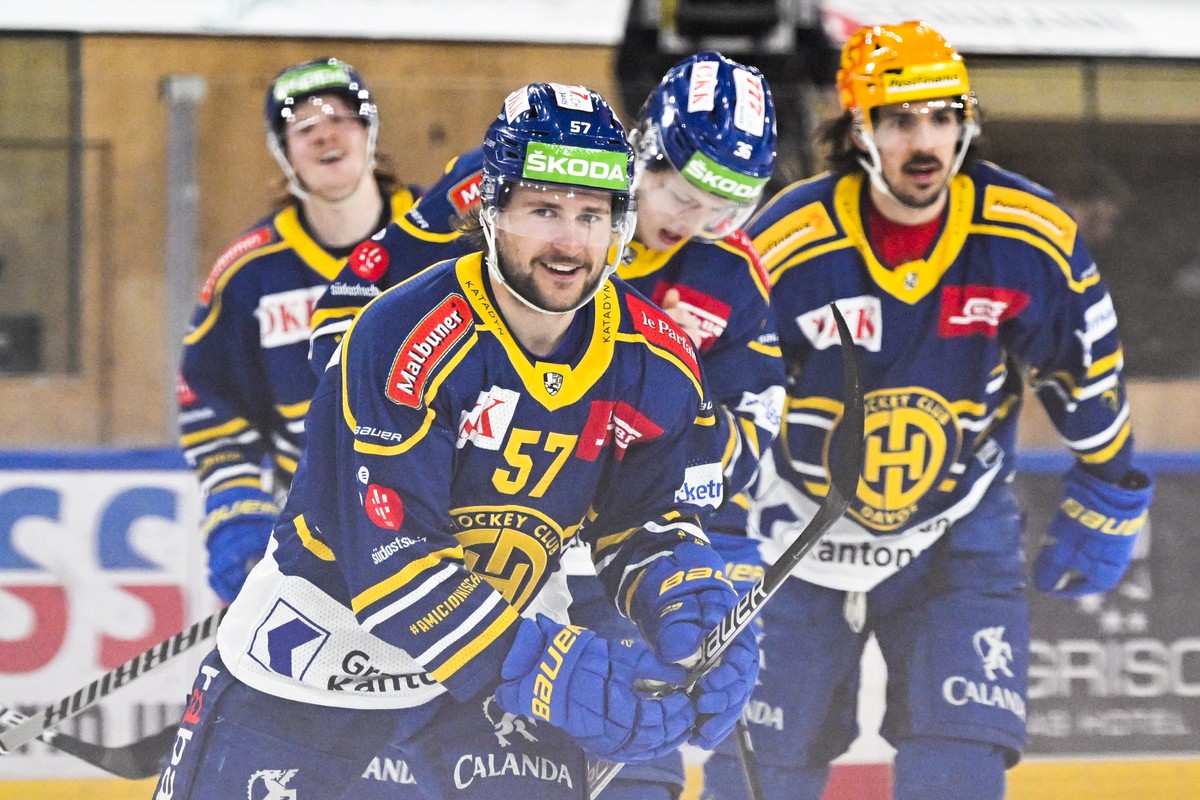 Davos' Davyd Barandun freut sich ueber sein 4-0 beim Eishockey Spiel der National League zwischen dem HC Davos und dem HC Ajoie, am Samstag, 18. Februar 2023, im Eisstadion in Davos. (KEYSTONE/Gi ...