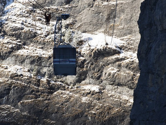ie Gondel der Schilthornbahn ist auf dem Weg von Stechelberg nach Gimmelwald, aufgenommen am 1. April 2013 am Schilthorn in Muerren. Das Schilthorn mit dem Drehrestaurant Piz Gloria war Drehort eines ...