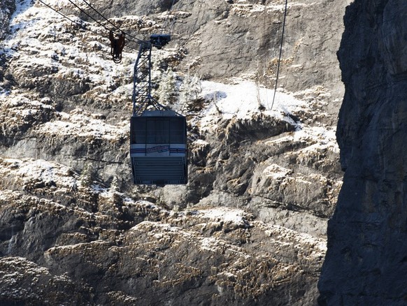 ie Gondel der Schilthornbahn ist auf dem Weg von Stechelberg nach Gimmelwald, aufgenommen am 1. April 2013 am Schilthorn in Muerren. Das Schilthorn mit dem Drehrestaurant Piz Gloria war Drehort eines  ...