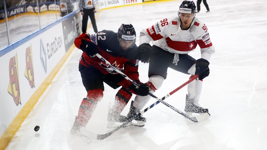 epa05962228 Chris Lee (L) of Canada in action against Damien Brunner of Switzerland during the IIHF Ice Hockey World Championship 2017 group B preliminary round game between Canada and Switzerland, in ...