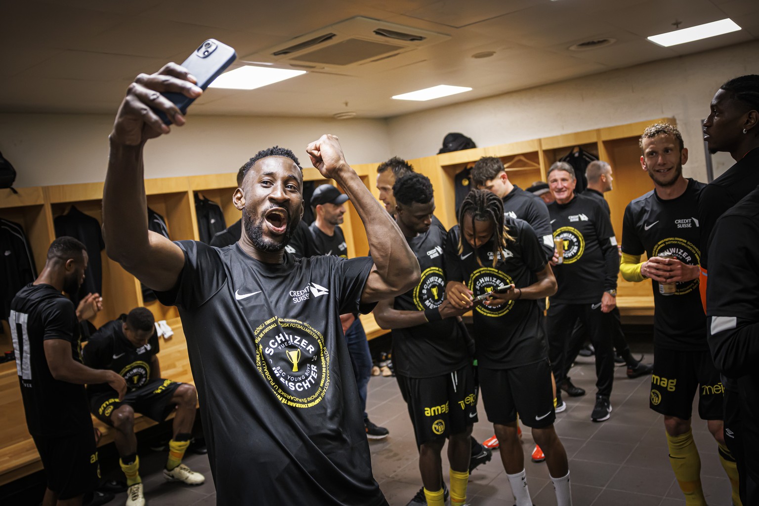 Les joueurs d&#039;YB celebrent le titre dans son vestiaire a la fin de la rencontre de football de Super League entre le Geneve Servette FC (SFC) et le BSC Young Boys (YB), ce lundi 20 mai 2024 au st ...