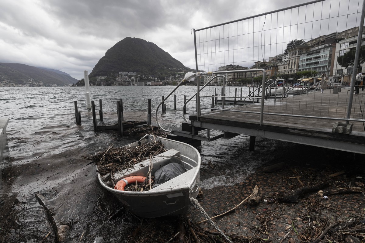 Ein beschaedigtes Boot im Luganersee, am Montag, 1. April 2024, in Lugano. Am Karfreitag, Karsamstag und an Ostern sind in gewissen Regionen des Tessins insgesamt ueber 200 Liter Niederschlag pro Quad ...
