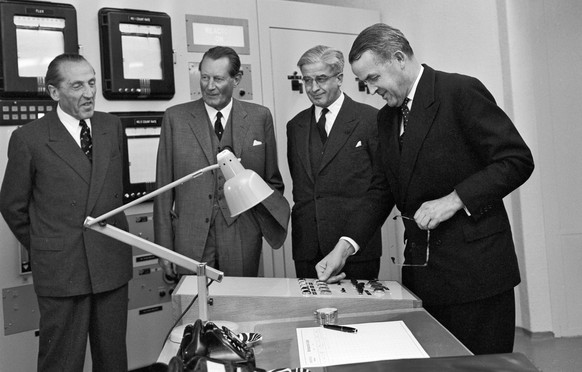 ARCHIVE --- VORSCHAU ZUM 50. TODESTAG VON PAUL SCHERRER, SCHWEIZER PHYSIKER UND MITBEGRUENDER DES CERN --- Im Kommandoraum setzt am 20. Mai 1957 Bundesrat Max Petitpierre, rechts, den Atomreaktor &quo ...