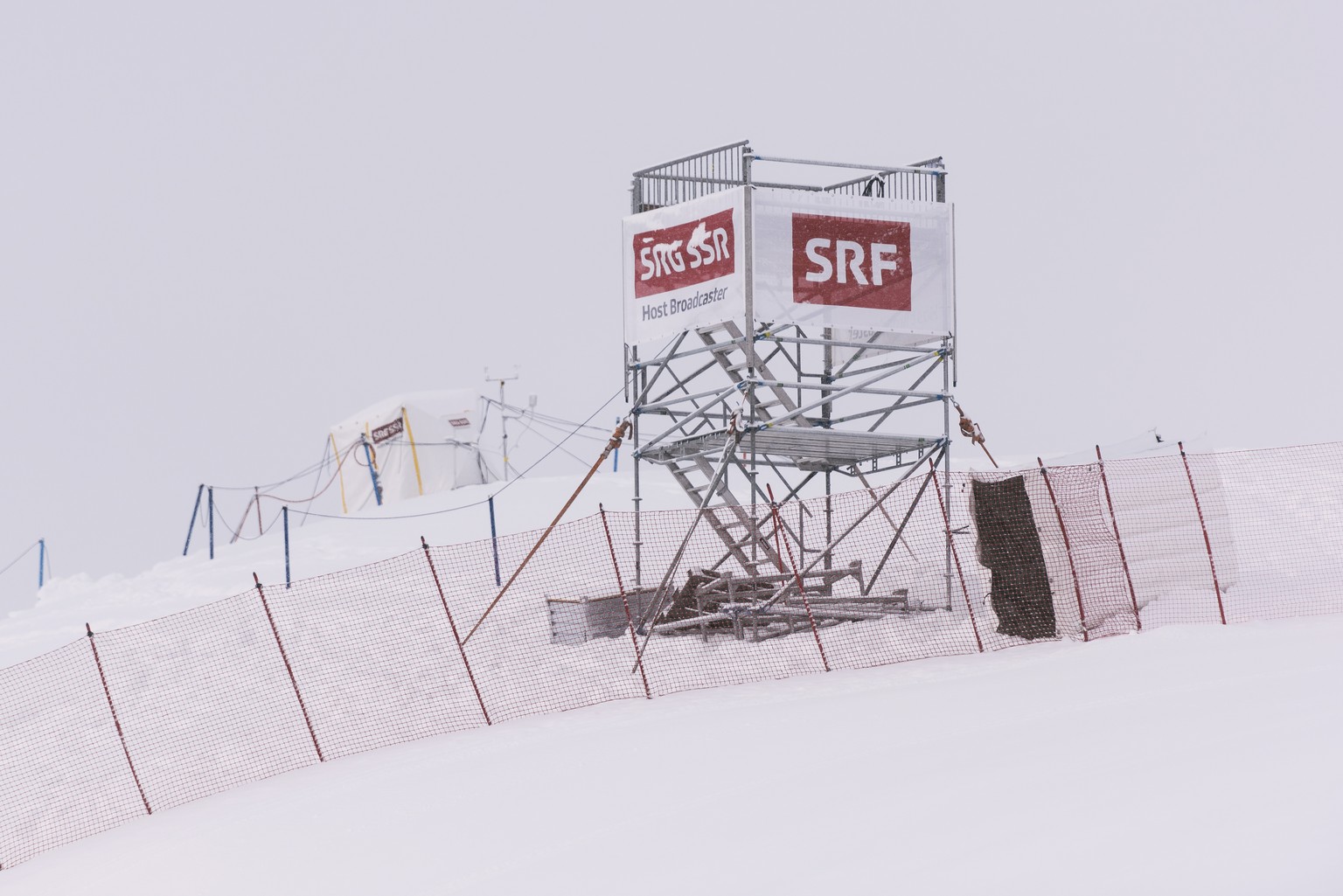 ARCHIV -- SRG MUSS SPAREN UND STREICHT 250 STELLEN -- A camera tower of the Swiss Television at the Audi FIS Alpine Ski World Cup Finals in St. Moritz, Canton of Grisons, Switzerland, pictured on Marc ...