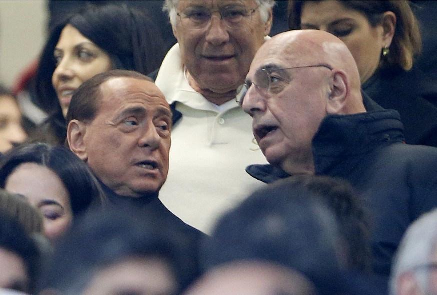 Eine richtige Fussball-Bromance: Silvio Berlusconi (links) spricht mit Adriano Galliani.