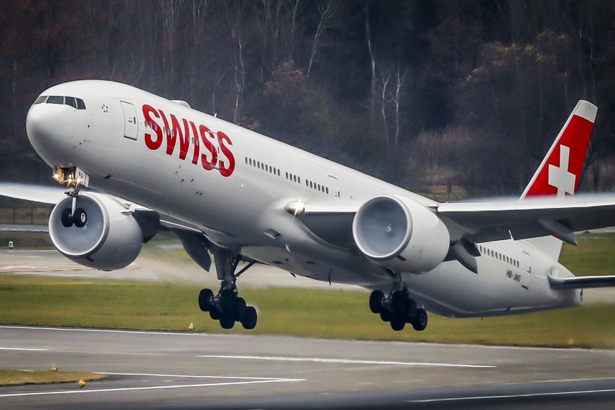 ARCHIV - ZU DEN HALBJAHRESZAHLEN DER SWISS, AM DIENSTAG, 31. JULI 2018, STELLEN WIR IHNEN FOLGENDES BILDMATERIAL ZUR VERFUEGUNG ---- Eine Boeing 777-300 von Swiss Airlines startet auf der Piste 16, am ...