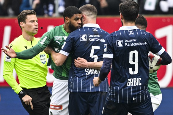 Willem Geubbels (FCSG), links, und Denis Simani (FCL) geraten aneinander, im Fussball Meisterschaftsspiel der Swiss Super League zwischen St. Gallen, FCSG, und Luzern, FCL, vom Montag, 1. April 2024 i ...