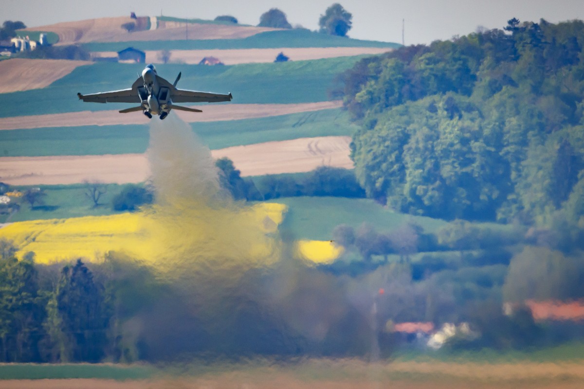 A Boeing F/A-18 Super Hornet fighter jet takes off during a test and evaluation day at the Swiss Army airbase, in Payerne, Switzerland, Tuesday, April 30, 2019. (KEYSTONE/Valentin Flauraud)