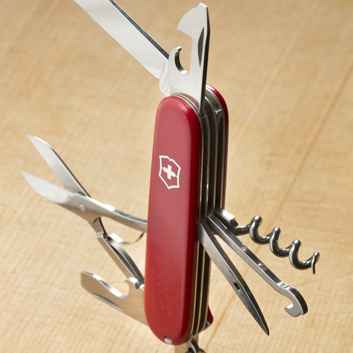 ZUR STUDIE SWISSNESS WORLDWIDE 2016 DER UNIVERSITAET ST. GALLEN, STELLEN WIR IHNEN AM DONNERSTAG, 14. JUNI 2016, FOLGENDES ARCHIVBILD ZUR VERFUEGUNG - Ein Schweizer Messer von Victorinox, aufgenomme ...