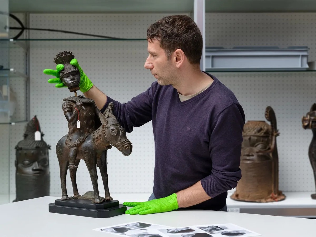 Gehört der Kopf zum Reiter? Bruchstücke des Kulturerbes des Königtums Benin liegen in über 130 Museen in der ganzen Welt verstreut.
https://www.musethno.uzh.ch/de/ausstellungen/benin-verpflichtet.html