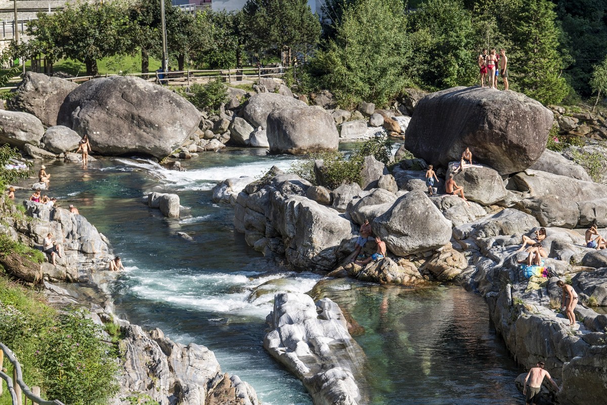 Menschen geniessen sonniges Wetter am Verzascafluss im Verzascatal, am Mittwoch, 11. August 2021, in Lavertezzo. (KEYSTONE/Ti-Press/Francesca Agosta)